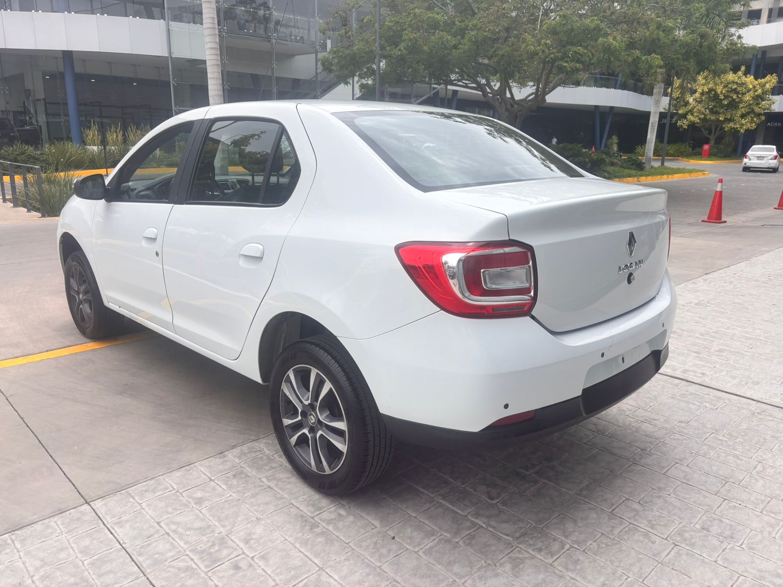 2024 RENAULT LOGAN 4P INTENS L41.6 AUT
