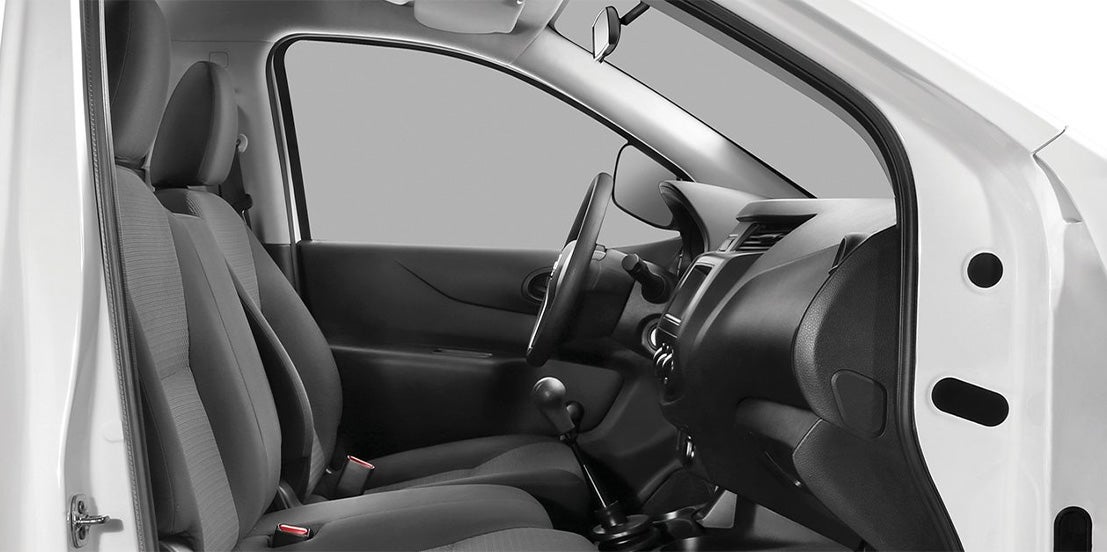 Nissan NP300 Interior1