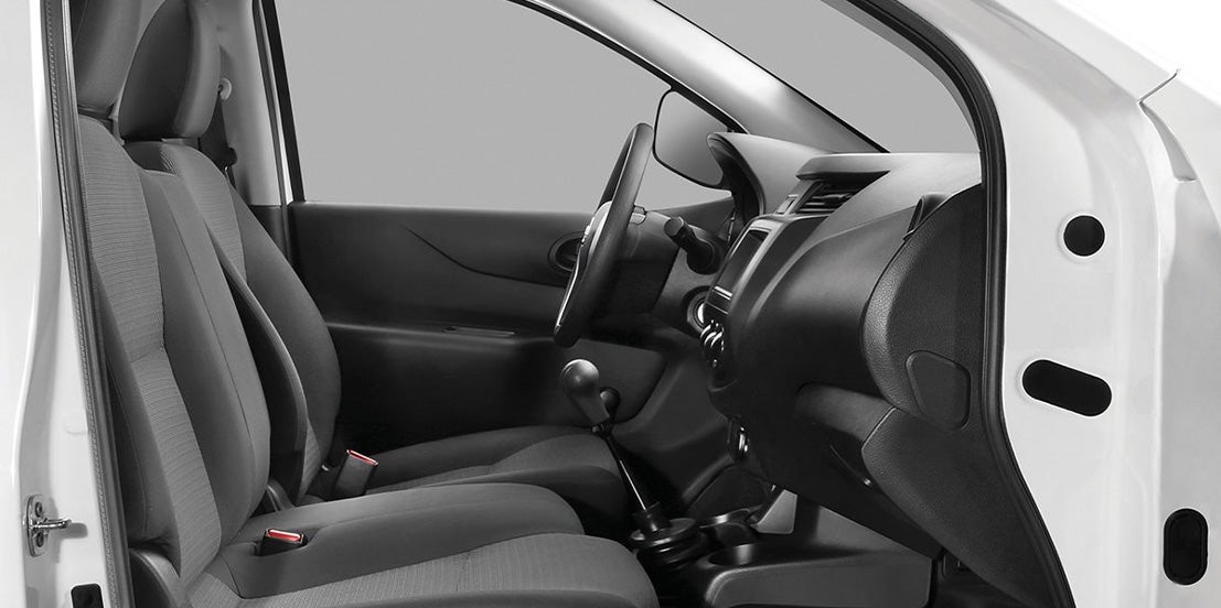 Nissan NP300 Interior2